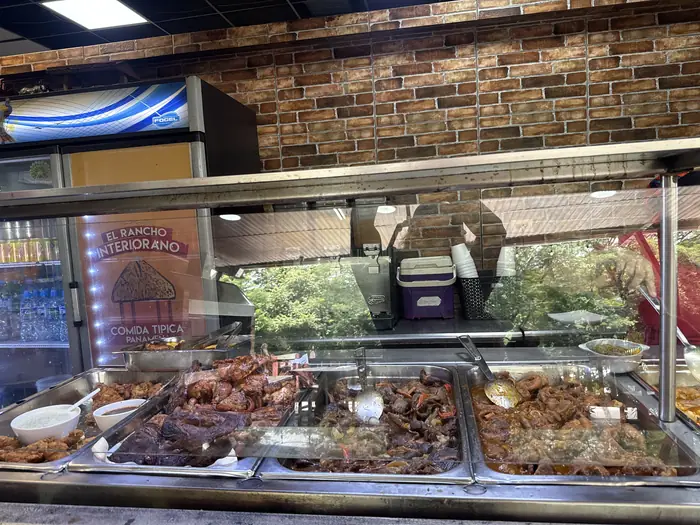 Vitrina caliente con bandejas de guisados y carnes del día
