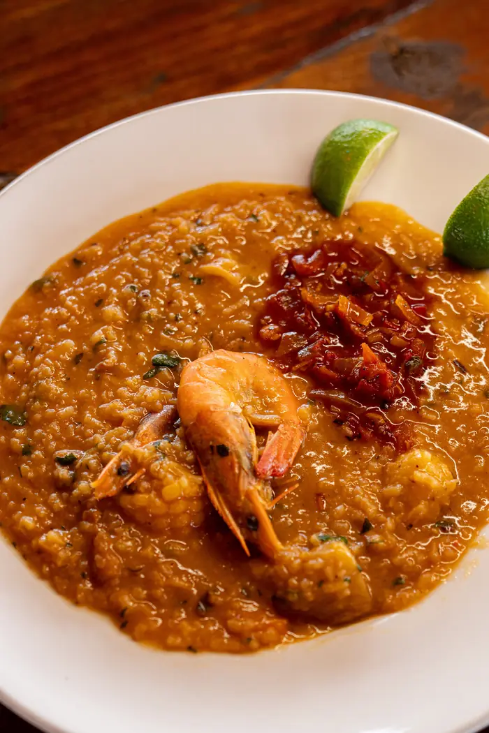 Guacho de mariscos con camarón y limón
