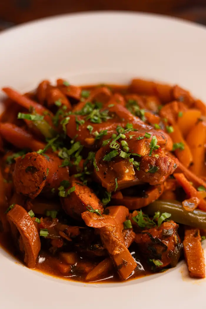 Mondongo guisado con zanahoria y vainitas