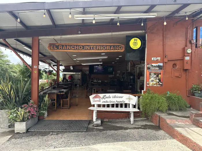 Entrada del rancho con el rótulo El Rancho Interiorano