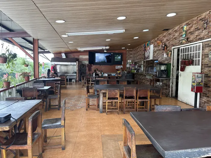 Comedor con mesas largas de madera y techo de madera en bóveda