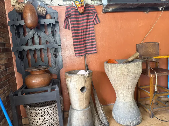 Tambores panameños y ollas de barro apoyados en la pared del comedor
