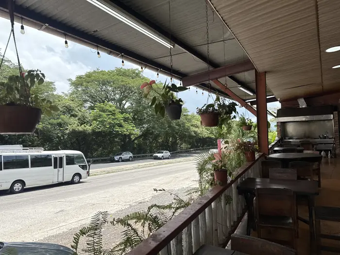 Vista desde el comedor hacia la carretera Interamericana