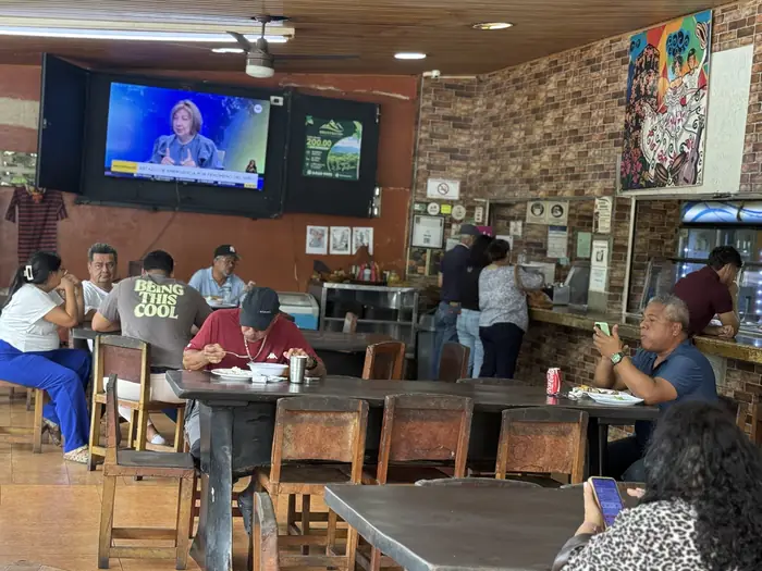 Clientes almorzando en el comedor del rancho
