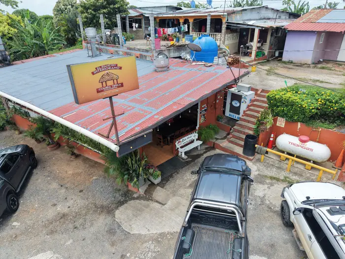 El techo rojo del rancho y el rótulo vistos desde el dron