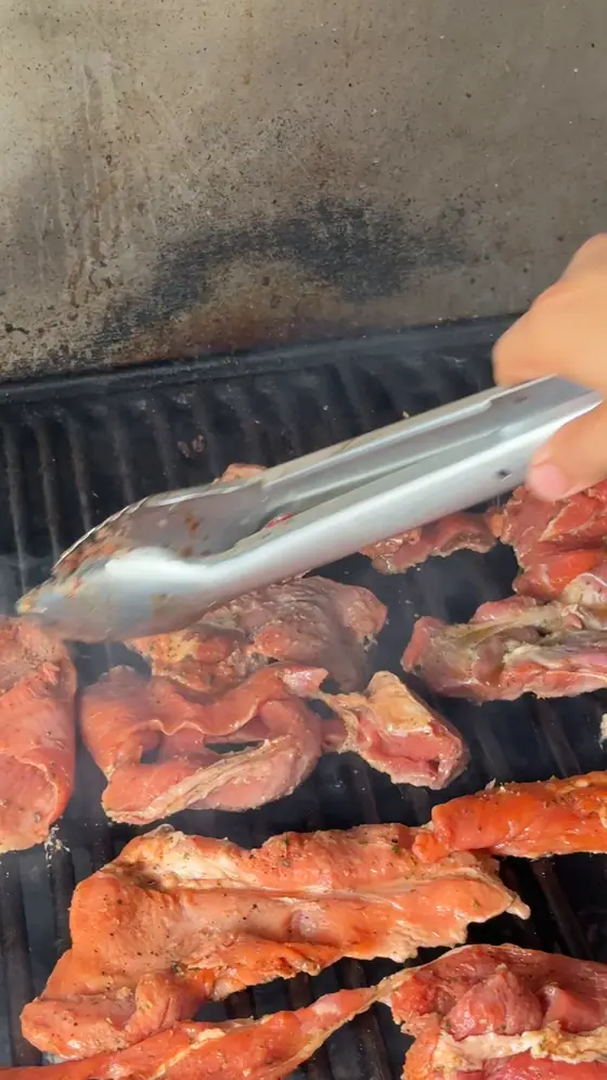 La parrilla del rancho con la carne al carbón