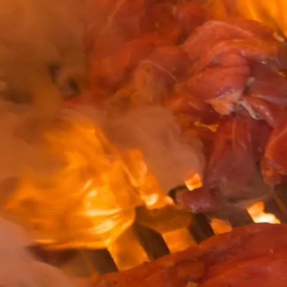 Carne asándose sobre las brasas