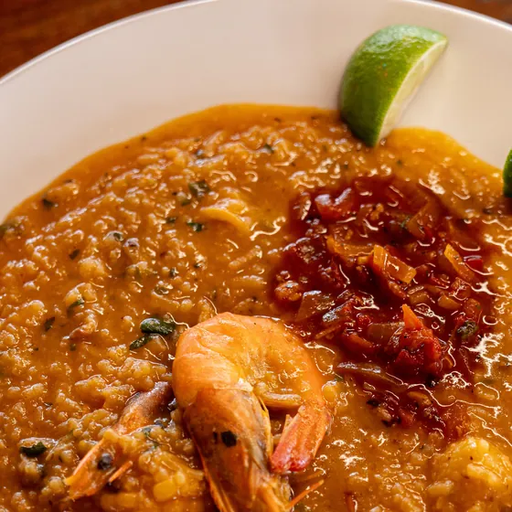 Guacho de mariscos con camarón y limón