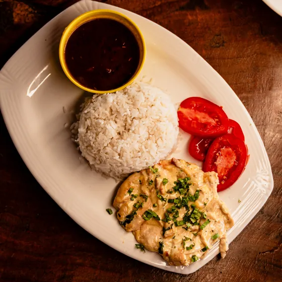 Pechuga en salsa con arroz blanco, porotos y tomate