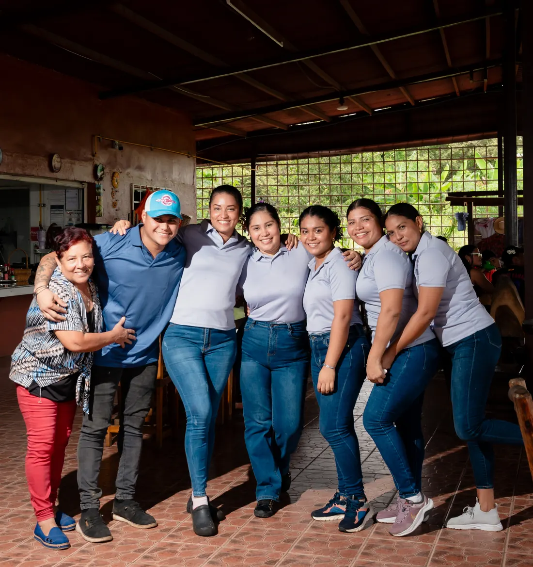El equipo de El Rancho Interiorano posando en el comedor